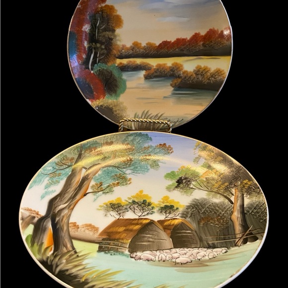 Vintage pair of wall hanging plates hand painted in Japan signed by artist - Picture 12 of 12